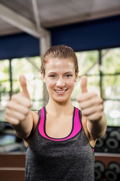 Photo happy woman showing her thumbs up