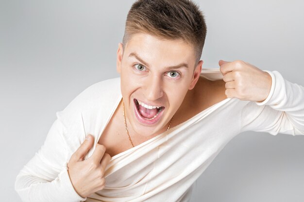 Photo happy young man in a white sweater