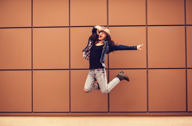 Photo happy young woman with a hat