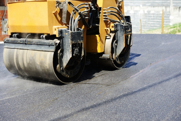 Photo hard work on asphalt construction