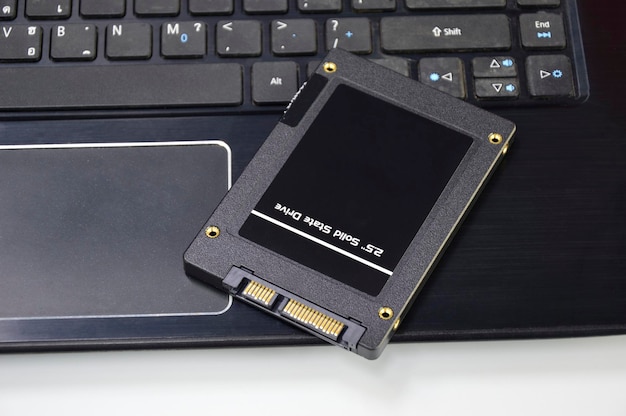 Harddisk SSD 25 inch black put on laptop