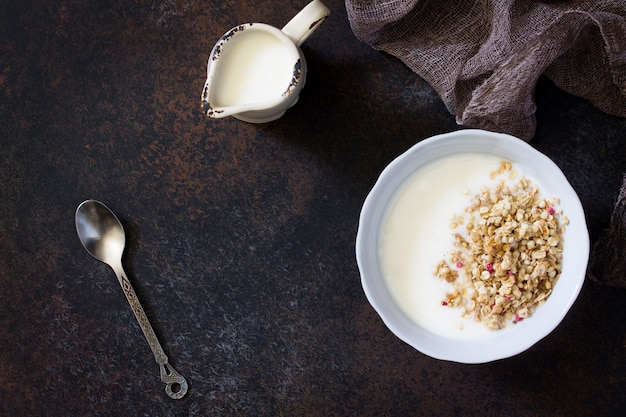 Photo healthy breakfast homemade yogurt with granola top view with copy space