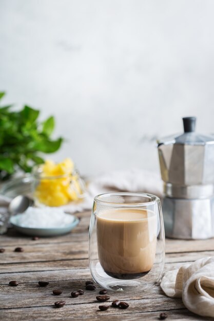 Photo healthy clean eating concept, keto, ketogenic diet, breakfast morning table. brewed bulletproof coffee with organic coconut oil, ghee butter, coffee beans. cozy cafe atmosphere