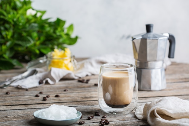 Photo healthy clean eating concept, keto, ketogenic diet, breakfast morning table. brewed bulletproof coffee with organic coconut oil, ghee butter, coffee beans. cozy cafe atmosphere