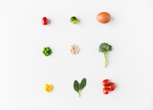 Photo healthy eating, vegetarian food, diet and culinary concept - close up of ripe vegetables and food over white