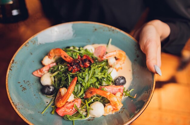 Photo a healthy green garden salad with cooked shrimp