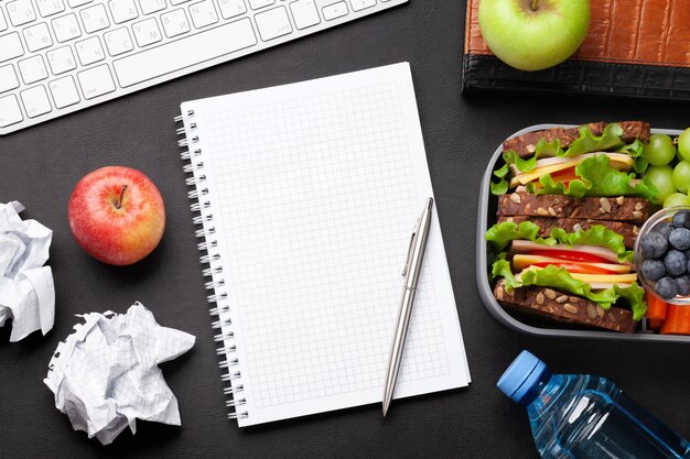 Photo healthy office lunch box with sandwich and fresh vegetables