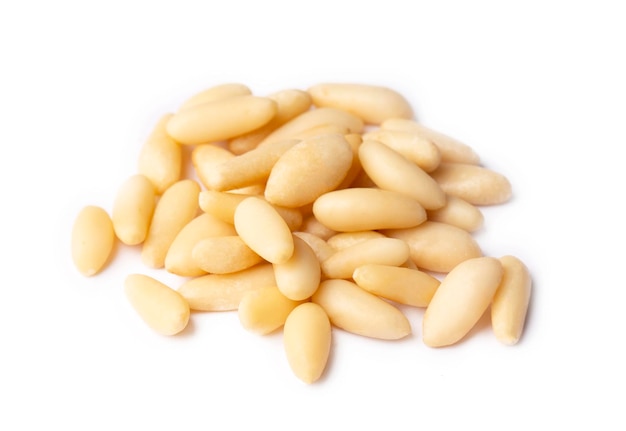 Photo healthy pine nuts isolated on white background