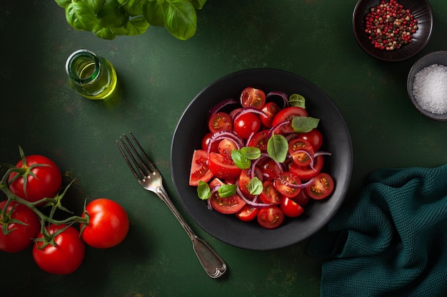 Photo healthy tomato salad with onion basil olive oil and balsamic vinegar