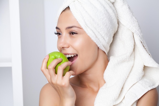 Healthy white teeth portrait of sporty smiling woman with green apple