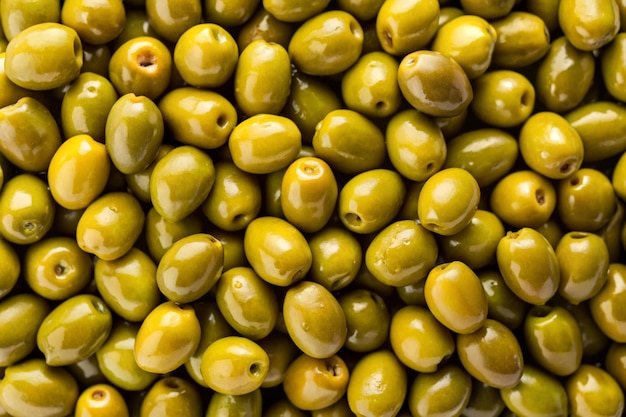 Photo heap of green olives top view background