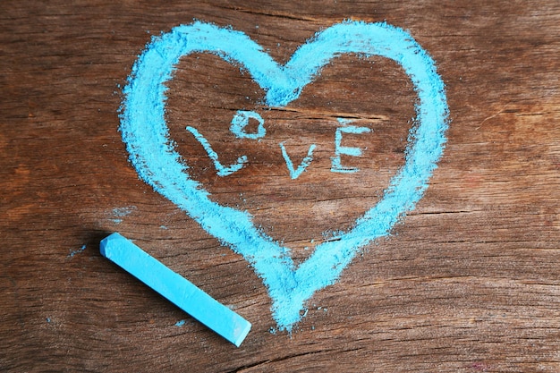 Photo heart drawn of chalk on wooden background close-up