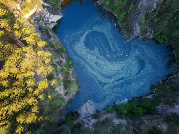 A heartshaped lake in the mountainsphoto from a bird's eye view