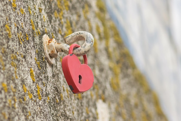 Photo a heartshaped lock is suspended on a hook