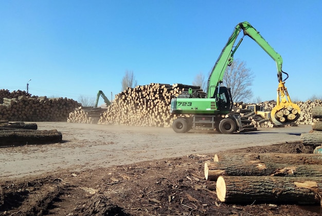 Heavy duty green claw like logging machine for picking up and piling logs