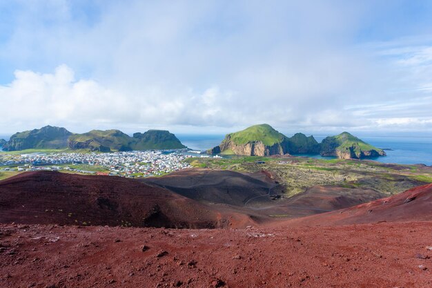 Photo heimaey town aerial view from eldfell volcano iceland landscape westman islands