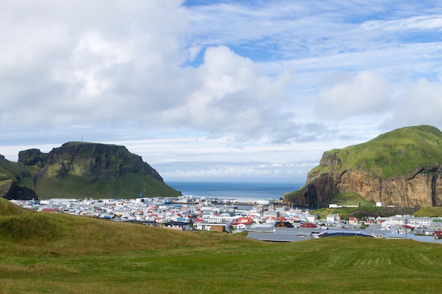 Photo heimaey town aerial view from eldfell volcano