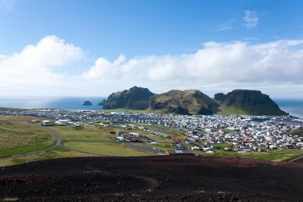 Photo heimaey town aerial view from eldfell volcano