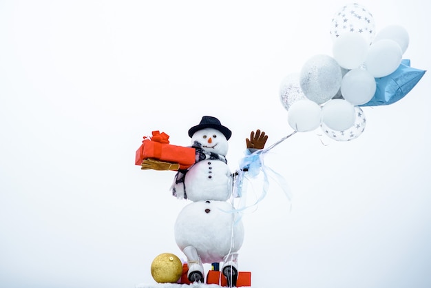 Photo hello winter new year greeting card with snowman happy winter time snow man snow men in hat scarf