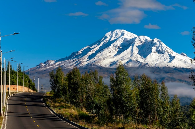 hermosa vista del volcan chimborazo en ecuador