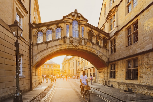 Photo hertford bridge, popularly known as the bridge of sighs