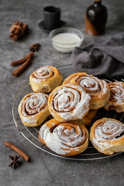 Photo high angle cinnamon rolls arrangement