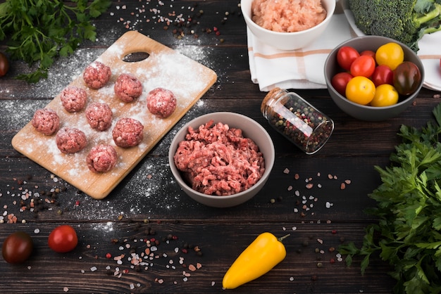 Photo high angle minced meat, meatballs and ingredients