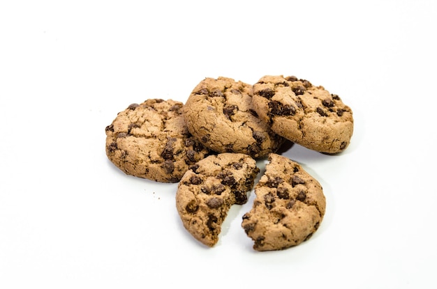 Photo high angle shot of chocolate chip cookies isolated on white background