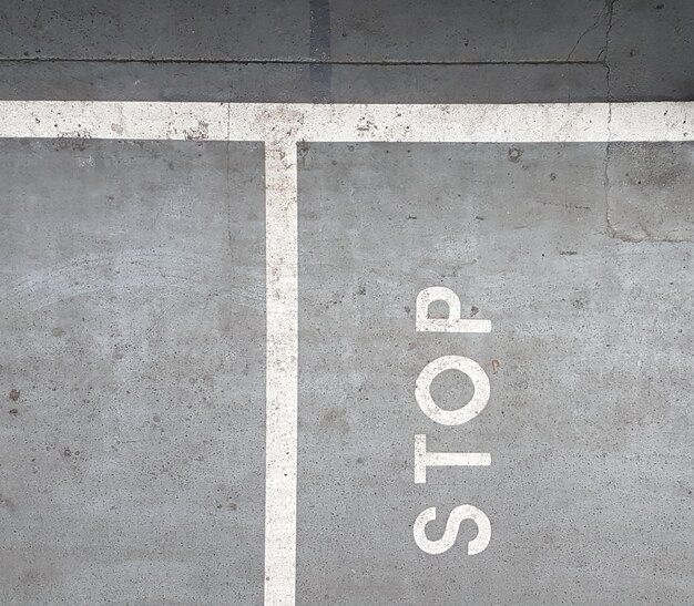 Photo high angle view of arrow sign on road