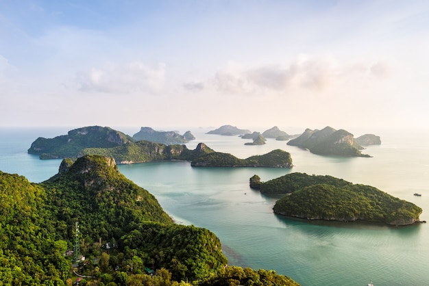 Photo high angle view beautiful nature landscape of island and sea in the morning sky from ko wua ta lap viewpoint in mu ko ang thong national marine park, surat thani, thailand