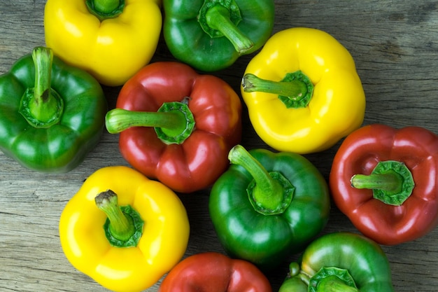 Photo high angle view of bell peppers