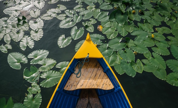 Photo high angle view of boat moored on pond