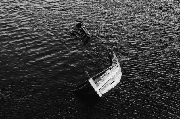 Photo high angle view of boat sinking in sea