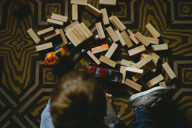 Photo high angle view of boy playing with toys at home