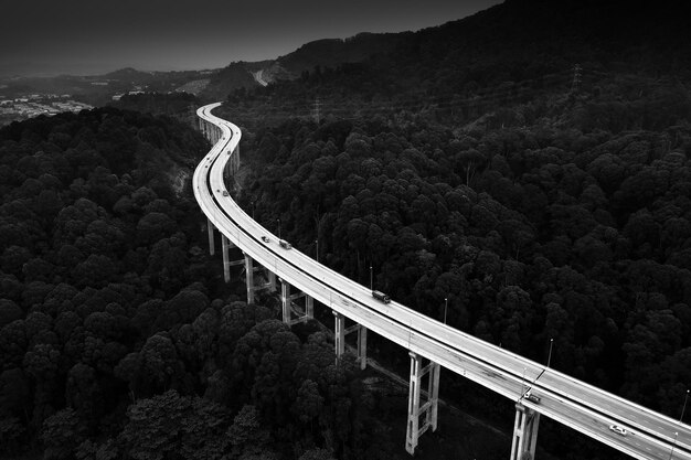 Photo high angle view of bridge on mountain road