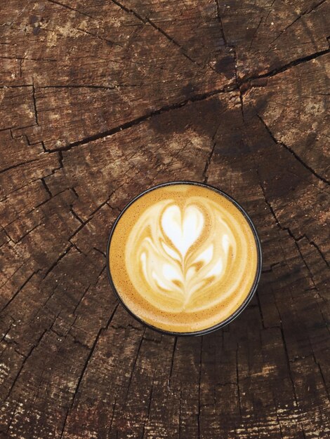 Photo high angle view of cappuccino on wooden table