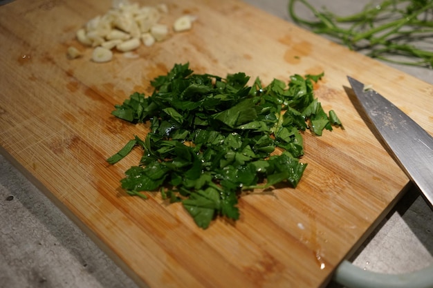 Photo high angle view of chopped vegetables on cutting board