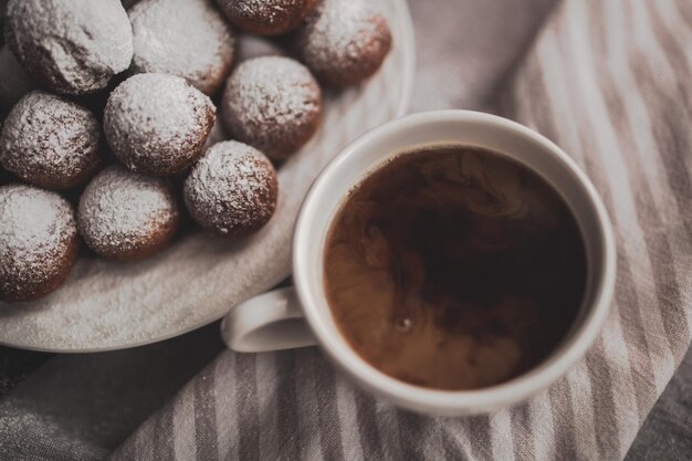 Photo high angle view of coffee cup on table