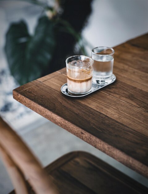 Photo high angle view of coffee and water in glass on table