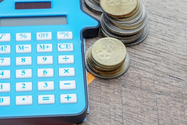 Photo high angle view of coins on table