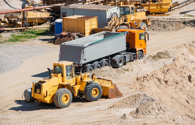 Photo high angle view of earth mover and truck at construction site