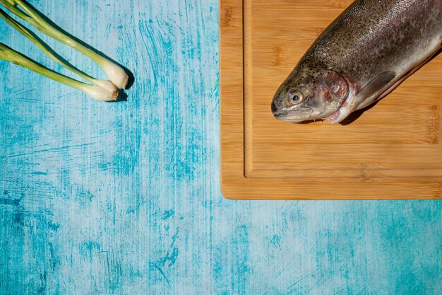 Photo high angle view of fish on wood