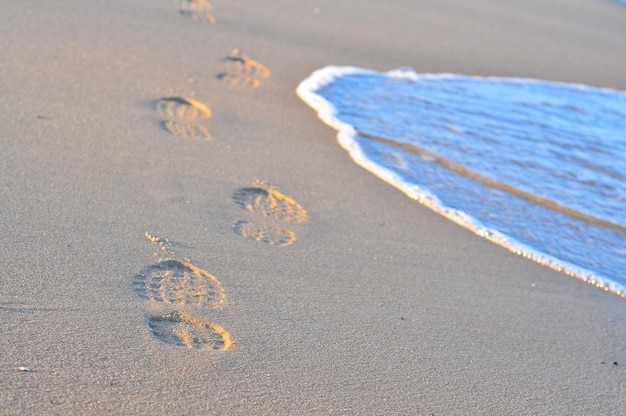 Photo high angle view of footprints on sand at beach