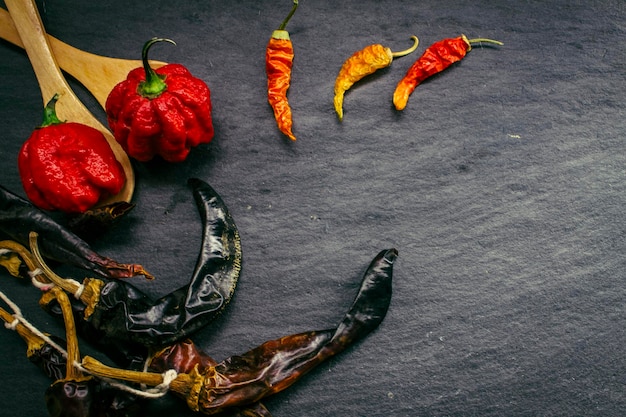 Photo high angle view of fruits and leaves on table