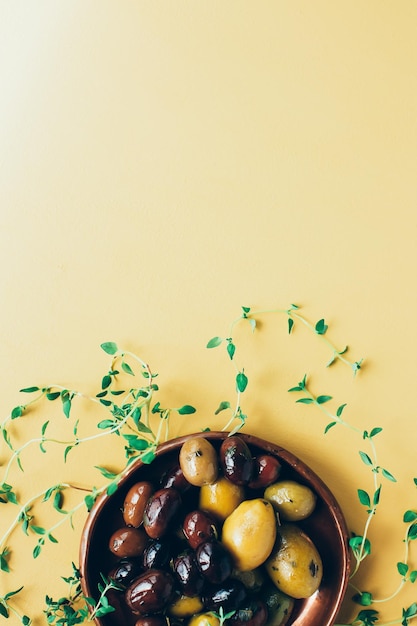 Photo high angle view of fruits in plate on table