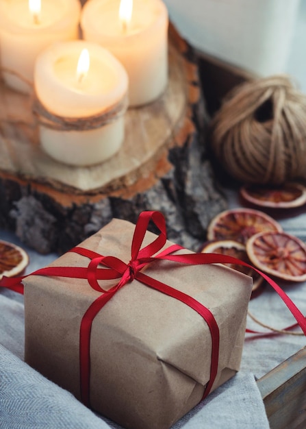 Photo high angle view of gift and candles on table