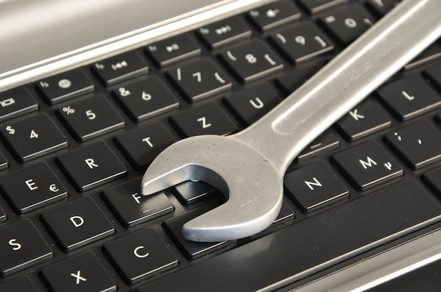 Photo high angle view of hand tool on computer keyboard