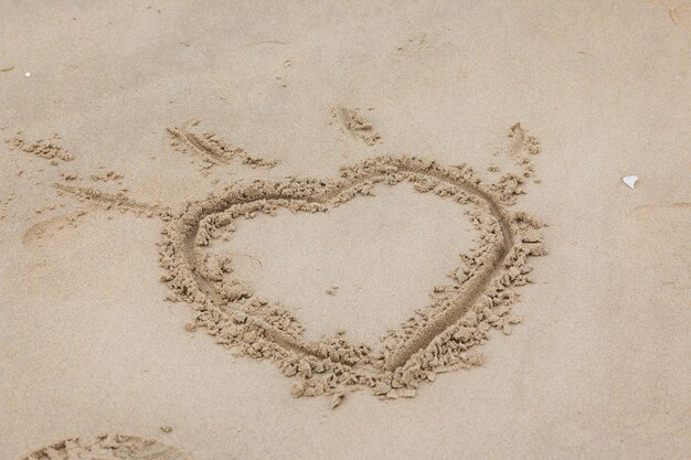 Photo high angle view of heart shape on sand at beach