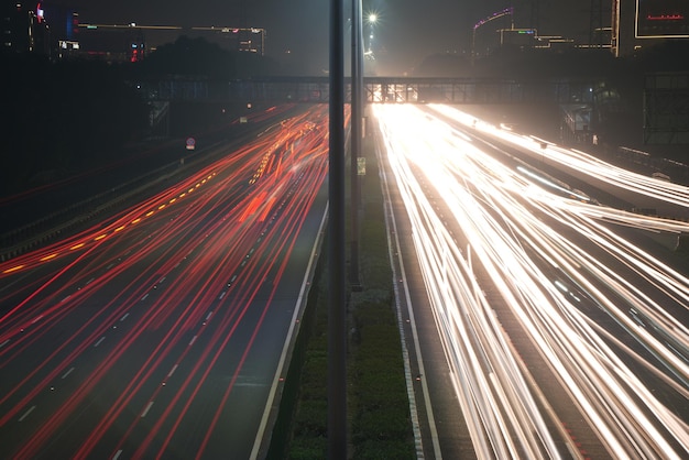 Photo high angle view of light trails on road at night