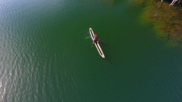 Photo high angle view of man in boat on lake